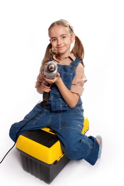 Маленькая мастер-девочка с дрелью — стоковое фото