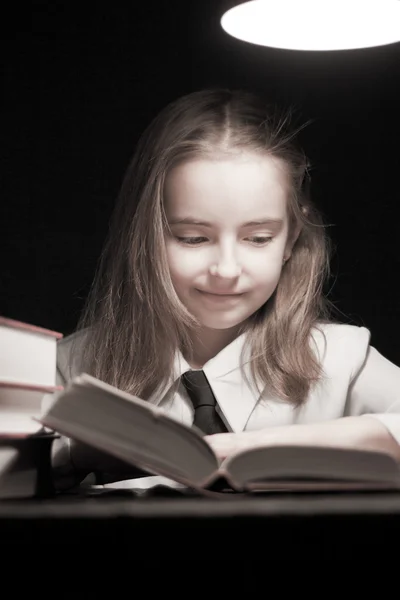 Dziewczyna czytanie książki pod Lampa — Zdjęcie stockowe