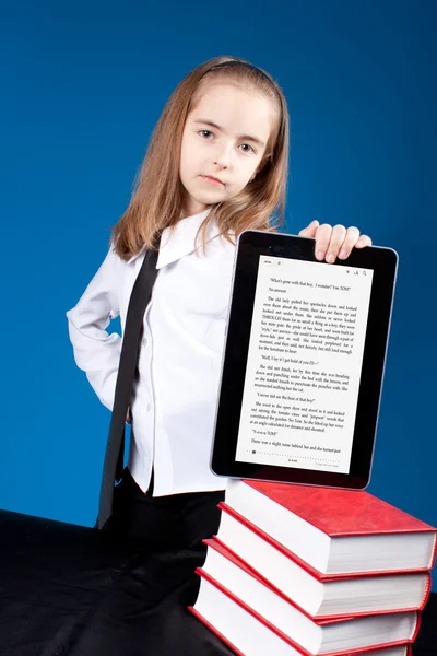 Κορίτσι με το ipad, όπως gadget — Φωτογραφία Αρχείου