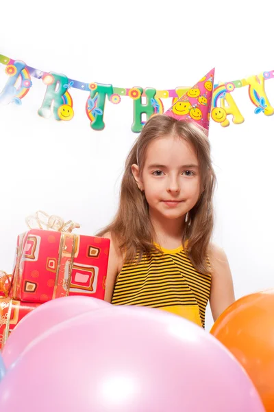 Dziewczyna na urodziny i prezenty — Zdjęcie stockowe