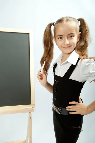 Meisje en duidelijke schoolbord — Stockfoto