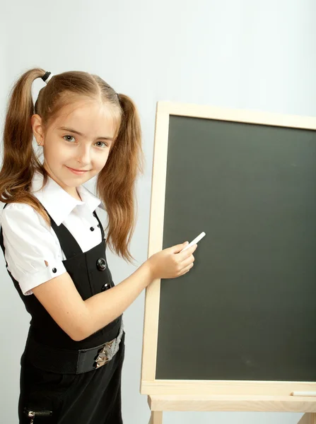 女の子と明確な黒板 — ストック写真