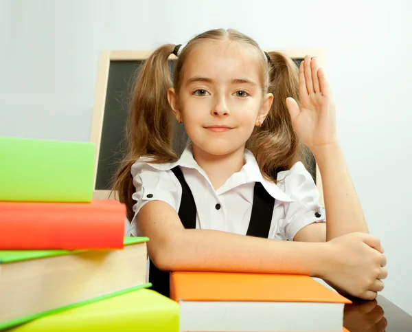 School meisje klaar om te antwoorden voor leraar vraag — Stockfoto