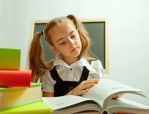 Escuela chica leyendo interesante libro . — Foto de Stock