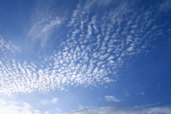 Vita moln i den blå himlen — Stockfoto