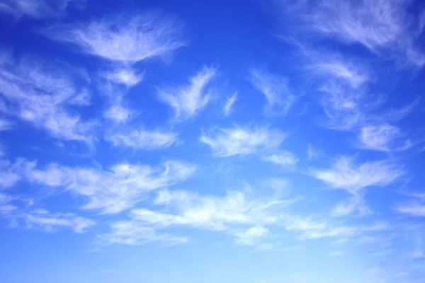 Άσπρα σύννεφα στον γαλάζιο ουρανό — Φωτογραφία Αρχείου