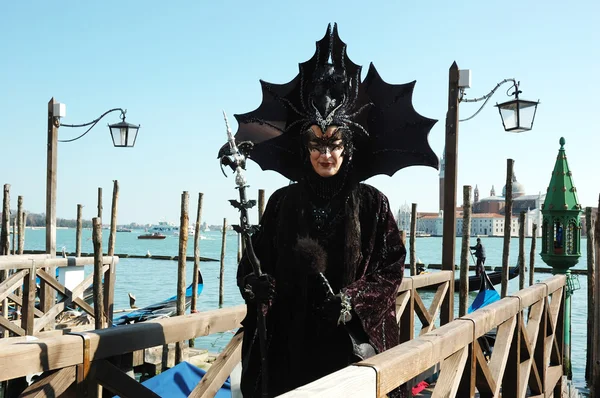 ヴェネツィアのカーニバル 2011年で黒いバットのマスク — ストック写真