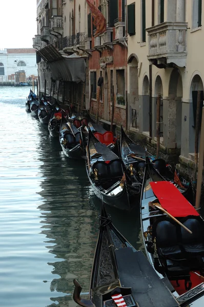 Пришвартованные гондолы, Венеция, Италия — стоковое фото