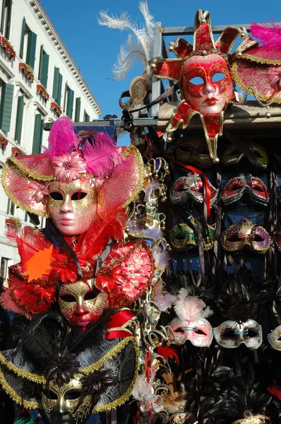 Venetianska masker i gatan shop i Venedig, Italien — Stockfoto
