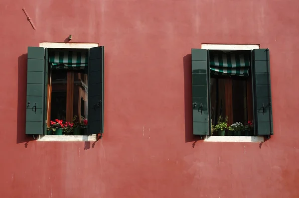 Dvě staré benátské windows v růžové zdi, Itálie — Stock fotografie
