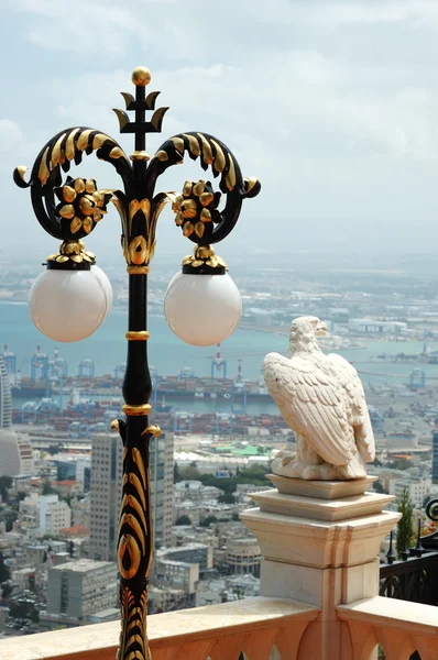 Vista de la ciudad de Haifa y estatua de águila, Israel — Foto de Stock