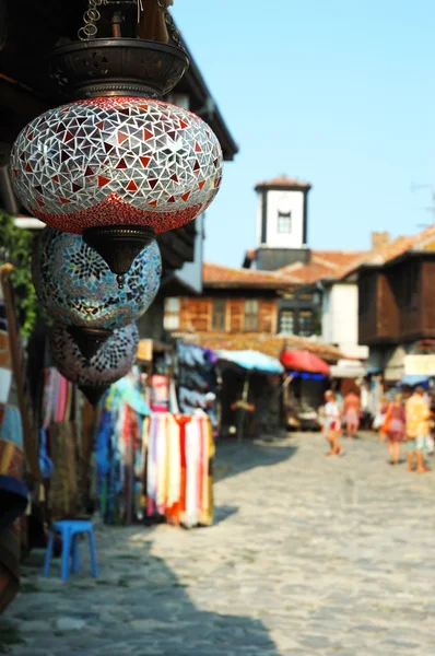 Γυαλί πολύχρωμο λαμπτήρες στην αγορά του παλιά νησιώτικη nesebar — Φωτογραφία Αρχείου