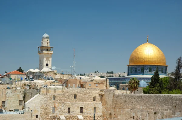 Vista de la antigua Jerusalén - muralla y cúpula dorada de la mezquita de Omar —  Fotos de Stock