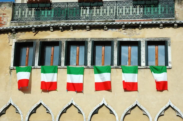Fenster mit italienischen Fahnen, altes Venedig — Stockfoto