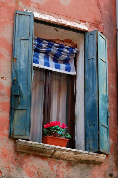 Velha bela janela de Veneza com flores de gerânio — Fotografia de Stock