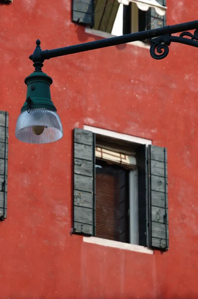 Janela da antiga casa de Veneza e lanterna de rua, Itália — Fotografia de Stock