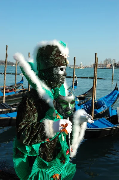 Green mask at Venice embankment during carnival 2011 — Stock Photo, Image