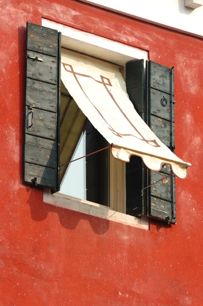Staré okno na červené zdi, Benátky, Itálie — Stock fotografie