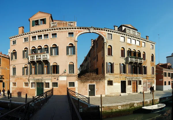 Παλαιό παράθυρο στον κόκκινο τοίχο, Βενετία, Ιταλία — Φωτογραφία Αρχείου