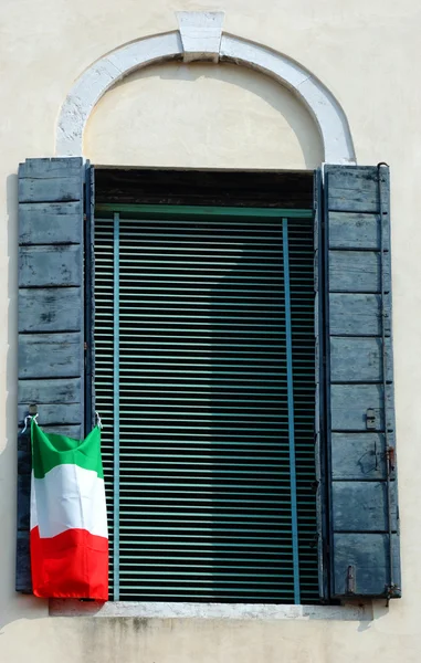 Старое венецианское окно с итальянским флагом — стоковое фото