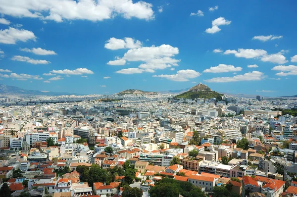 Vista de los tejados de Atenas y el Monte Lycabettus desde la colina de la Acrópolis, Gr —  Fotos de Stock