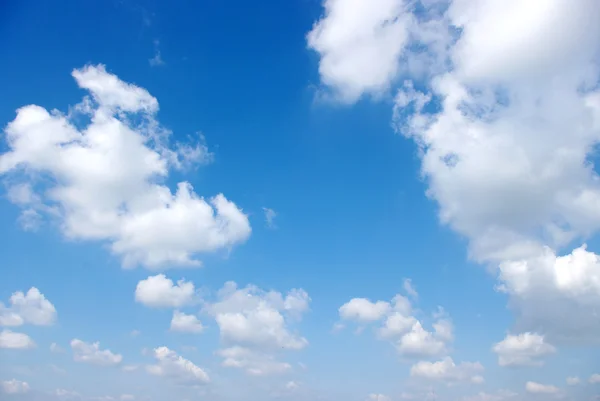 Weiße Wolken — Stockfoto