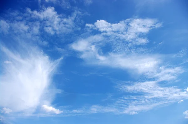 Valkoiset pilvet — kuvapankkivalokuva