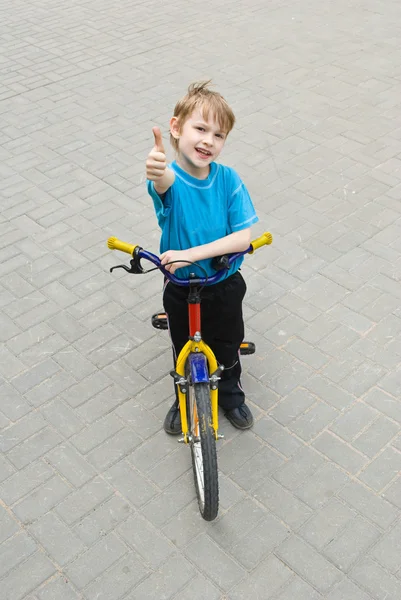 Jongen zit op fiets — Stockfoto