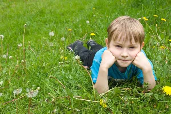 Küçük çocuk üzerinde çim döşeme — Stok fotoğraf