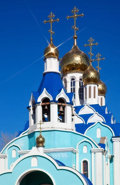 Koepels van Russisch-orthodoxe Kerk tegen blauwe hemel. — Stockfoto
