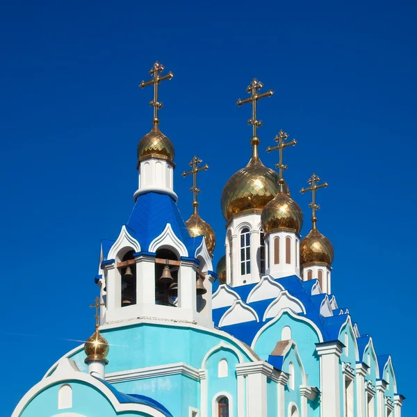 Koepels van Russisch-orthodoxe Kerk tegen blauwe hemel. — Stockfoto