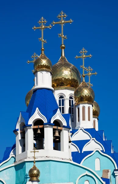 Cupolas of Russian orthodox church against blue sky. — Stock Photo, Image