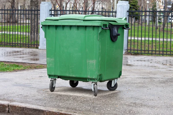 Groene dumpster — Stockfoto
