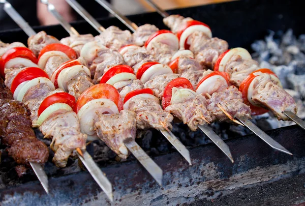 Šťavnaté plátky masa s omáčkou připravte v ohni (shish kebab). — Stock fotografie