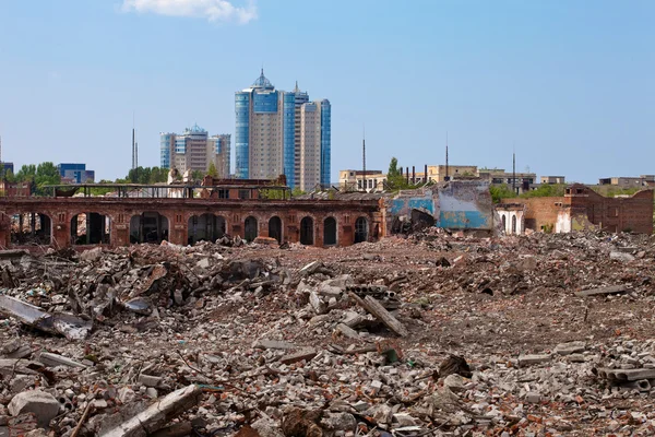 New buildings on the background of the old ruins — Stock Photo, Image