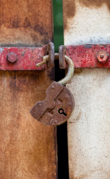 Rostig hänglås på en gammal dörr av metall — Stockfoto