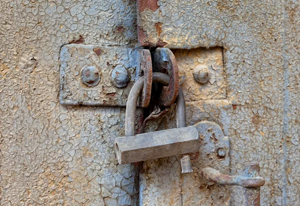 Starý visací zámek na kovových dveřích — Stock fotografie