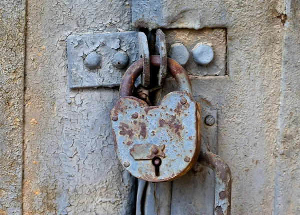 Zardzewiały kłódka na starych drzwi metalowe — Zdjęcie stockowe