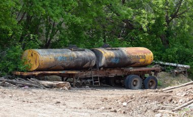 Weaned rusty tank, abandoned machine clipart