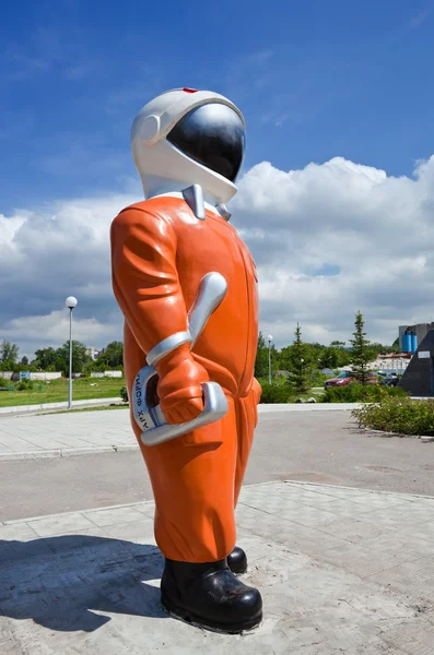 Космонавт в оранжевом костюме — стоковое фото
