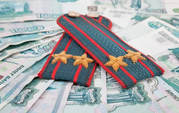 Schultergurt der russischen Polizei zum Hintergrund des Geldes — Stockfoto