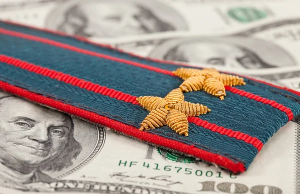 Alça de ombro da polícia russa no fundo do dinheiro — Fotografia de Stock