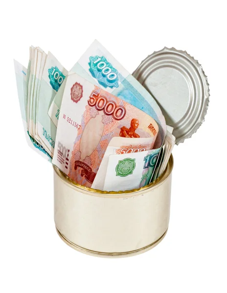 Русские банкноты в жестяной банке на белом фоне — стоковое фото