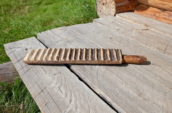 Russische antieke houten apparaat voor strijken — Stockfoto