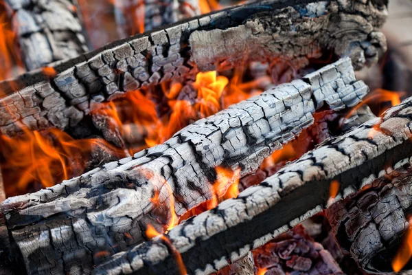 Vuur in een open haard — Stockfoto