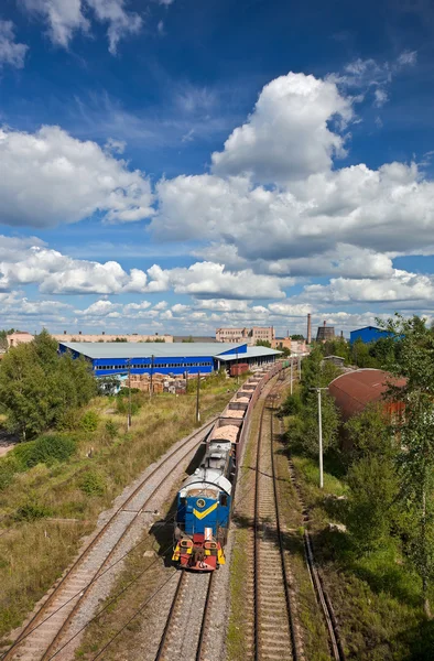 Krajobraz przemysłowy z pociągiem — Zdjęcie stockowe