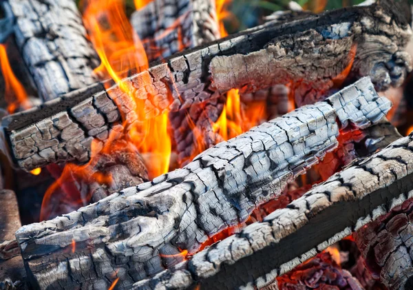 Vuur in een open haard — Stockfoto