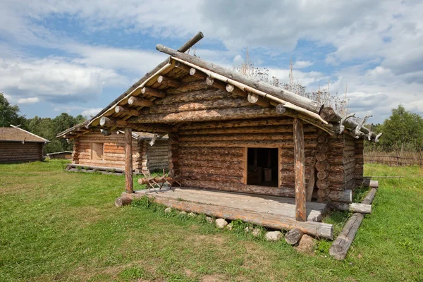 Antigua casa de madera tradicional rusa — Foto de Stock