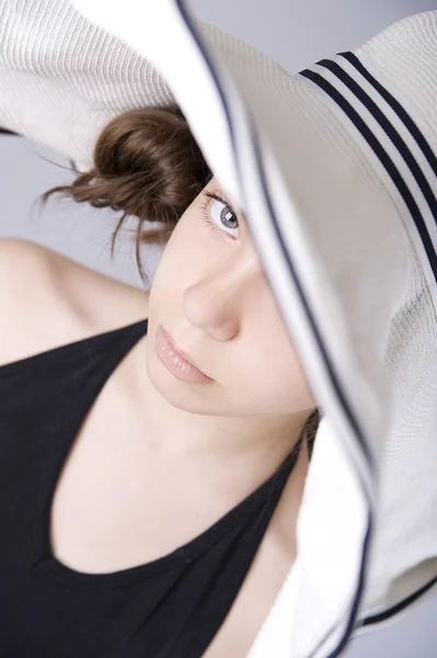 Девушка выглядывает из-под шляпы — Stock Photo, Image