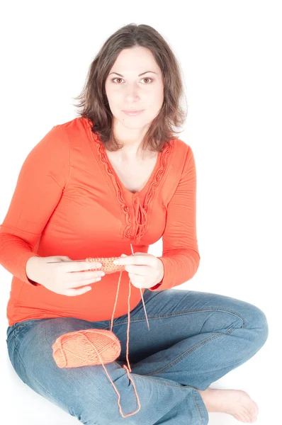 Portrét docela těhotné ženy pletení — Stock fotografie